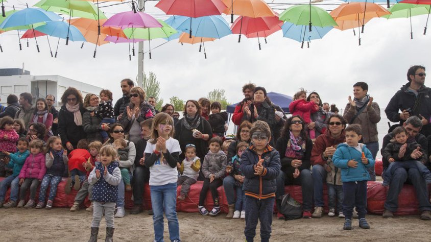 Espectadors de la primera de les actuacions musicals del festival