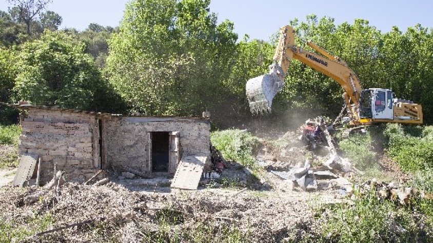 L'enderroc de les barraques es va dur a terme durant la jornada d'ahirs
