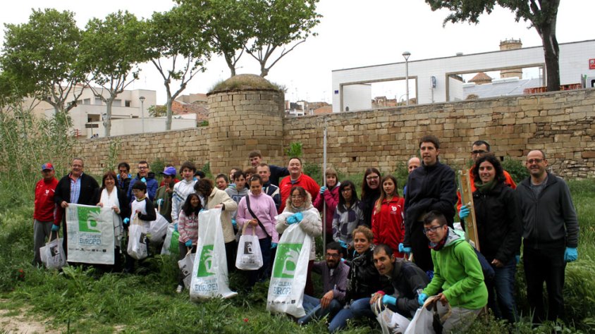 Alguns dels voluntaris que han participat avui a la neteja de la llera del riu Ondara