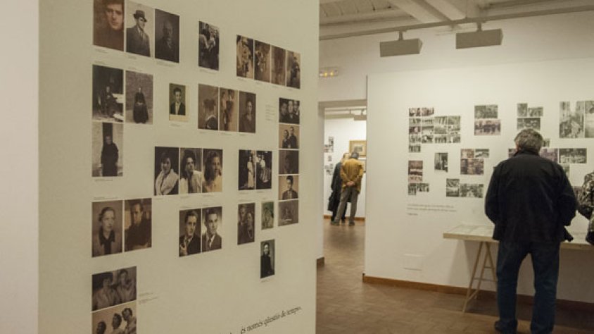 Els primers visitants de l’exposició que acullen l’Arxiu i el Museu Comarcal