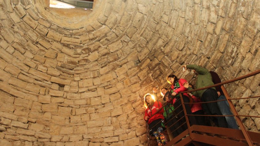 Alguns dels primers visitants al pou del gel de Tàrrega ja museïtzat