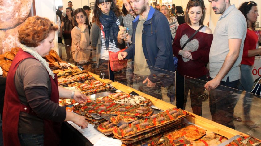 Visitants de la cita gastronòmica de la Festa Major targarina diumenge a la tarda