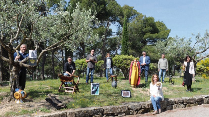 Representants dels museus amb les peces que han mostrat a Tàrrega