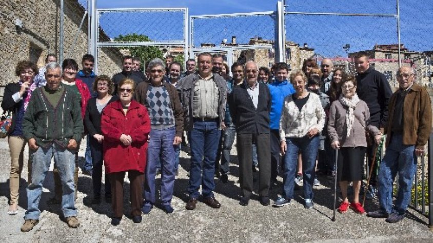 Els veïns d’aquesta població demanen ajuda a les administracions per fer front al deute