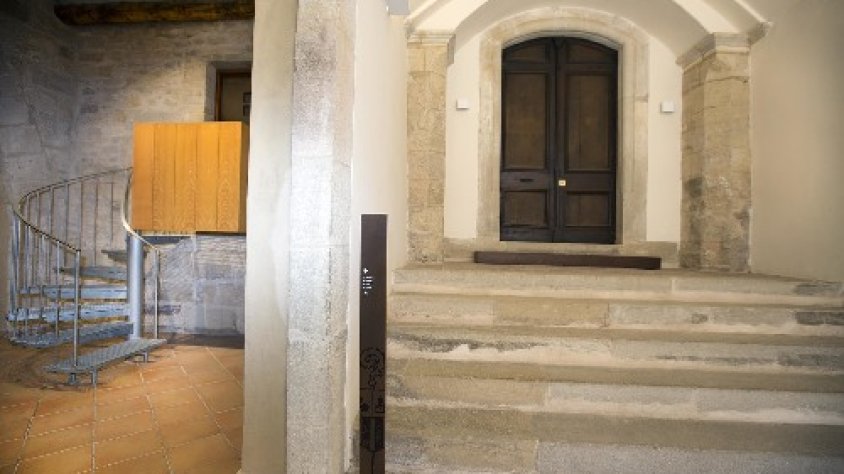Imatge de la porta d'accés per a visites del monestir de Vallbona
