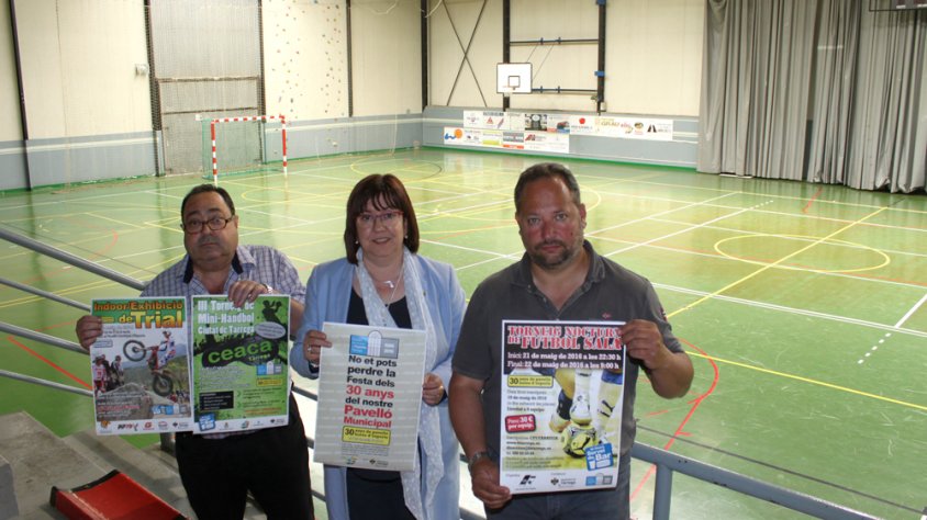 L’alcaldessa Rosa Maria Perelló; el regidor d’Esports, Silveri Caro; i el tècnic Antoni Romeo, al Pavelló Municipal d’Esports de Tàrrega, motiu de la celebració aquest cap de setmana