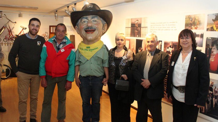Familiars d'en Guantxo han visitat també la mostra, acompanyats per l'alcaldessa i el regidor de Cultura