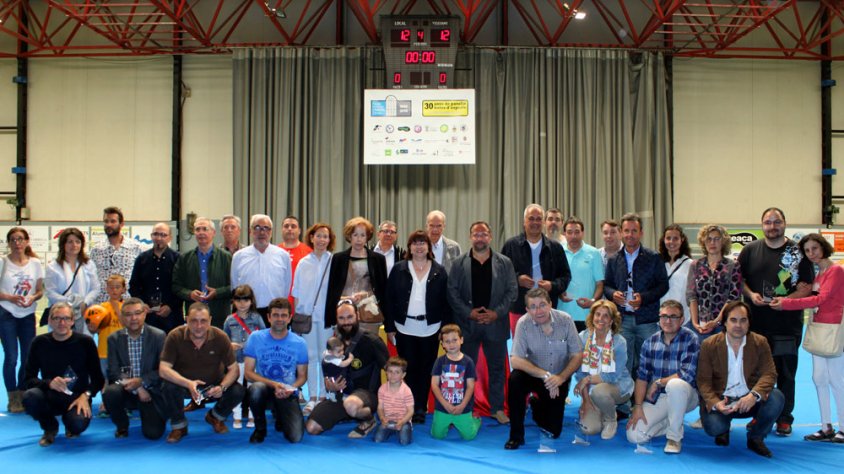 L’alcaldessa Rosa Maria Perelló i el regidor d’Esports, Silveri Caro, amb els homenatjats d’avui a la pista central del Pavelló Municipal d’Esports de Tàrrega