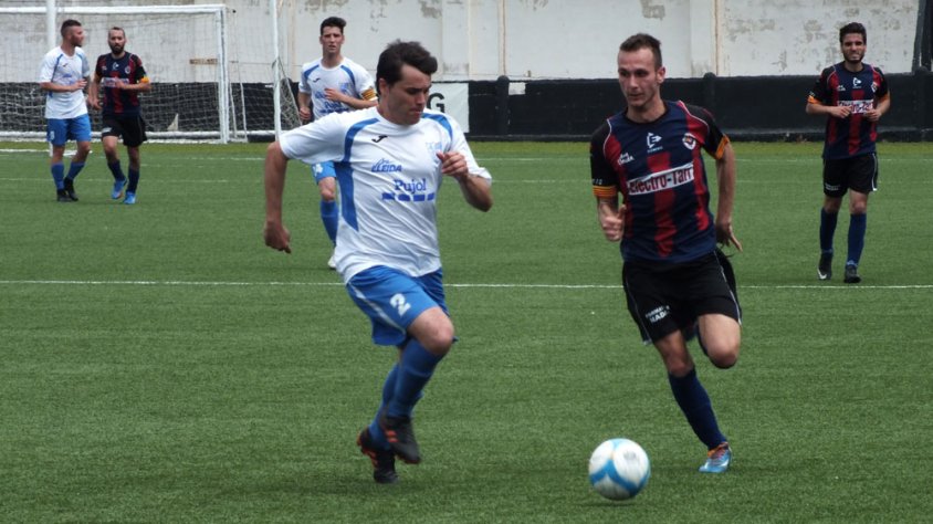 El blaugrana Iván, autor dels dos gols targarins, desfent-se del defensa Valeri del Mollerussa