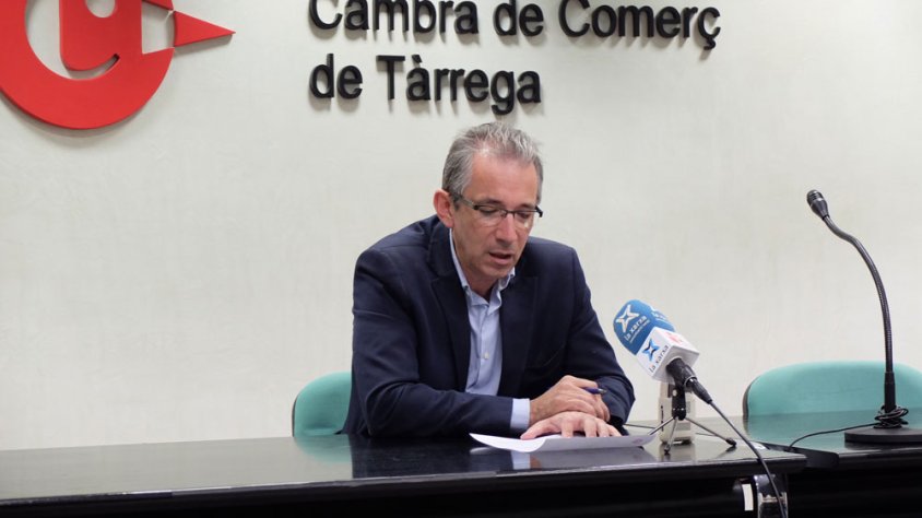El president de la Cambra de Comerç de Tàrrega, Delfí Robinat, durant la roda de premsa