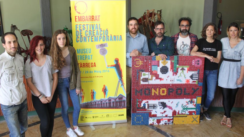 El regidor de Cultura, Raül Palacios, amb els directors de l'Embarrat i alguns dels artistes