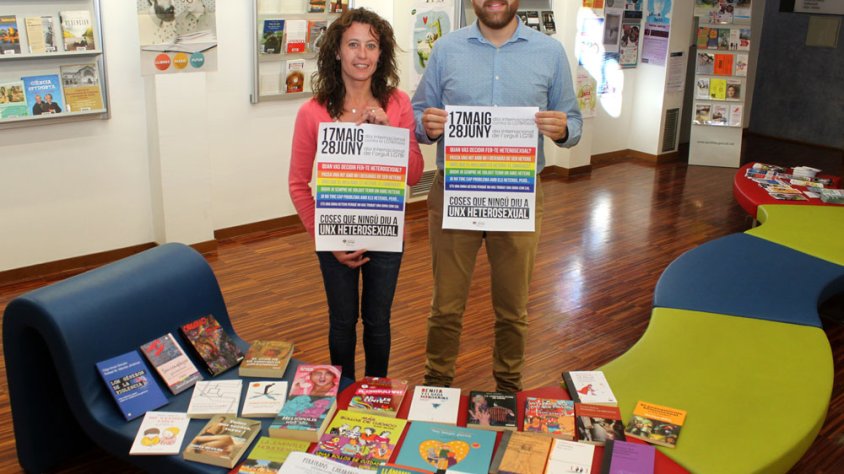 Donació dels llibres a la Biblioteca Comarcal de Tàrrega amb la regidora de Joventut i Polítiques d’Igualtat, Núria Franquesa; i el regidor de Cultura, Raül Palacios