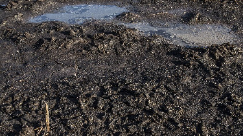 Imatge de l'abocament detectat en camps de cultiu de Preixana