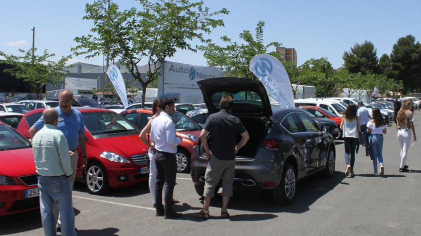 Visitants de la fira observant un dels vehicles exposats