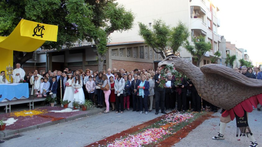 Reverència de l'Àliga a la custòdia, davant de l'església del Cor de Maria