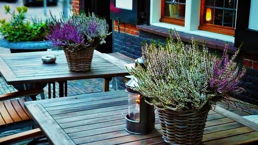 Una terrassa exterior d'un bar