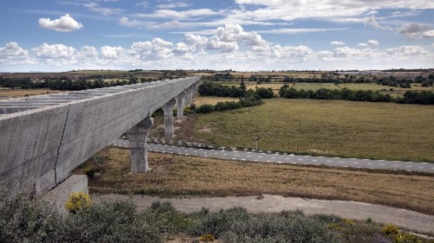 A l'esquerra, el canal principal, al seu pas per la zona dels Plans de Sió on està prevista la prova