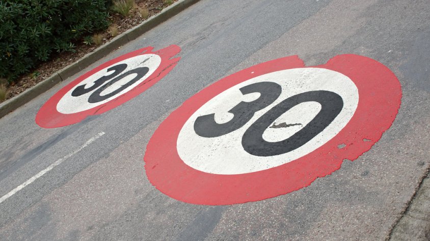 Senyals pintats a terra de zona 30