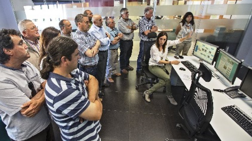 Els presidents de les col·lectivitats de regants van visitar ahir a Tàrrega el centre de control d'aigües del canal