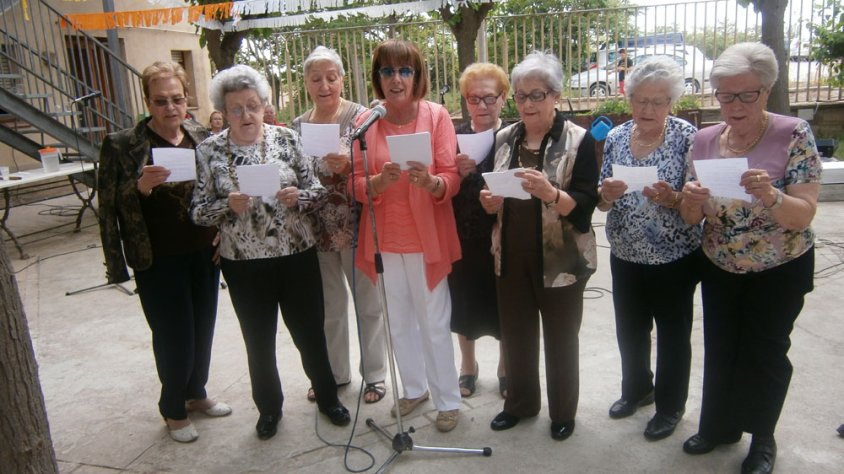Un grup de voluntaris interpretant la 'Cançó del voluntariat'