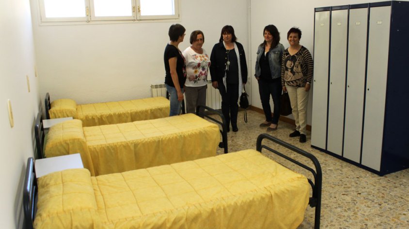 L’alcaldessa i la regidora d’Acció Social, durant la visita a l'alberg