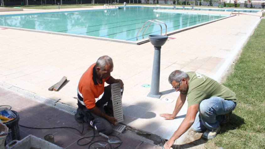 Operaris de la Brigada Municipal deixant a punt les instal·lacions