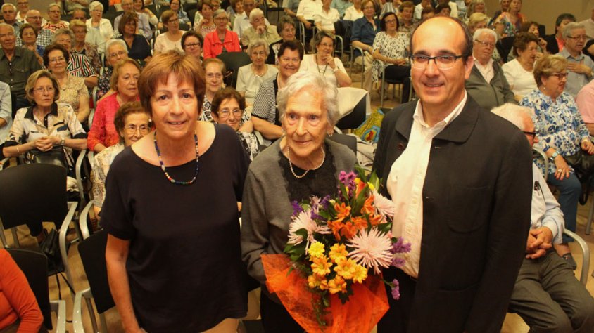 La presidenta de l'Aula d’Extensió Universitària a Tàrrega, Margarida Pané, i el coordinador de les Aules d’Extensió Universitària de la UdL, Màrius Bernadó, amb l’homenatjada Maria Salas