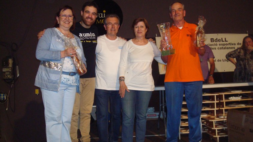 L'equip guanyador recollint els guardons que l'acrediten com a campió
