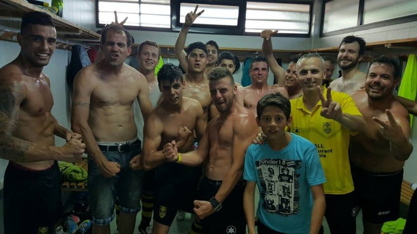 Jugadors de l'Angulària celebrant la victòria contra el Juneda als vestidors
