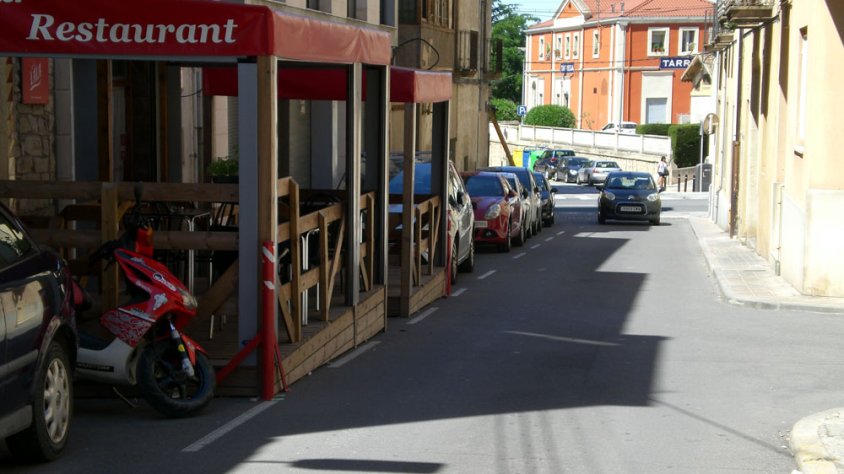 Imatge d'un establiment de Tàrrega amb una tarima al carrer
