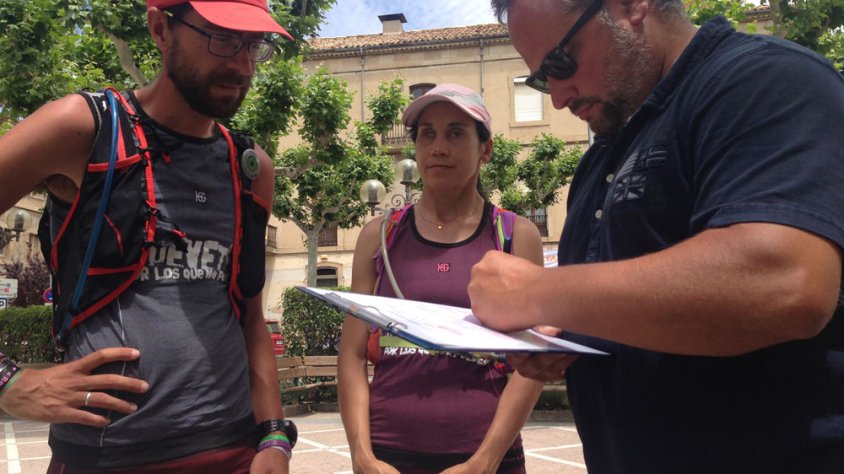 El regidor d'Esports, Silveri Caro, signa el suport a la causa solidària de la cursa