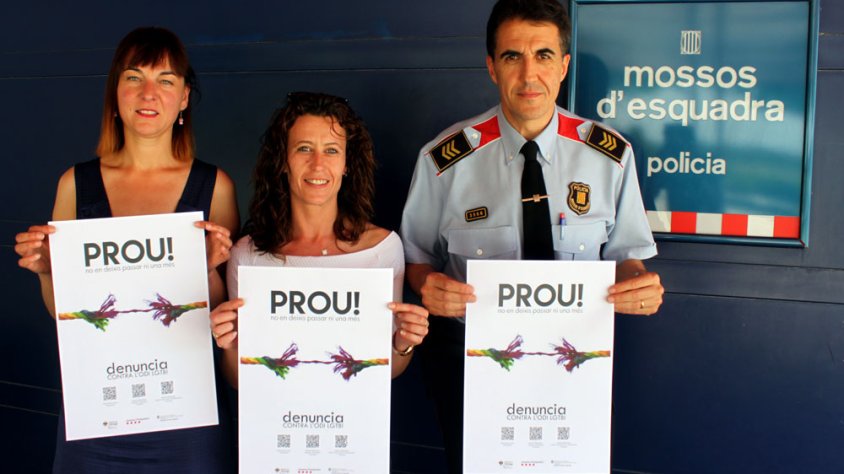 La regidora de Polítiques d’Igualtat, Núria Franquesa, mostra el cartell de la campanya amb el sotsinspector cap de la comissaria de Mossos d’Esquadra a Tàrrega, Manel Sancho, i la coordinadora d’Igualtat, Mireia Fontanet