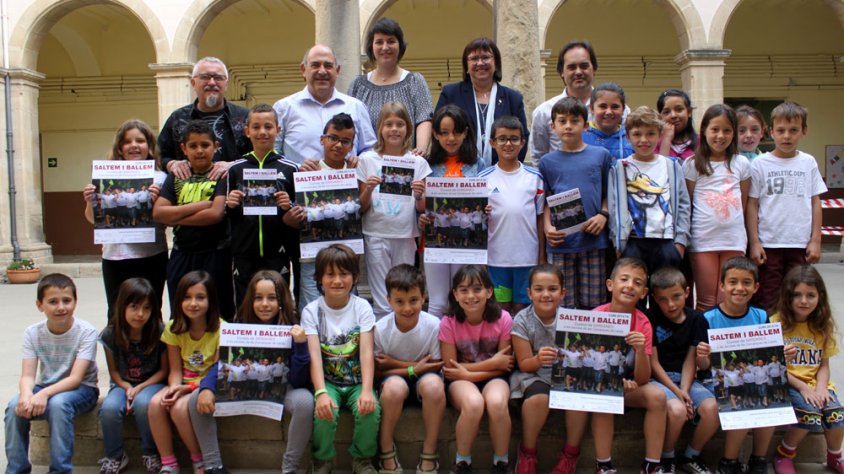 Alguns dels alumnes de 3r de Primària de l’Escola Pia de Tàrrega que han participat als tallers de sardanes, acompanyats de l’alcaldessa Rosa Maria Perelló; el director del centre, Jordi Roig; el president dels Amics de la Sardana de Tàrrega, Carles Vall;