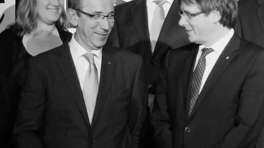 Carles Puigdemont conversant amb Delfí Robinat abans de la foto de família dels premiats en els Premis Cambra 2016