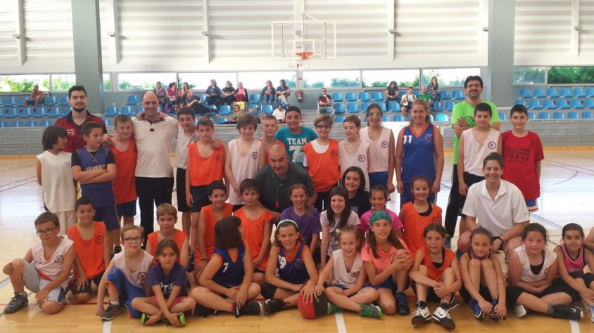 El tècnic targarí amb els infants que ahir va entrenar