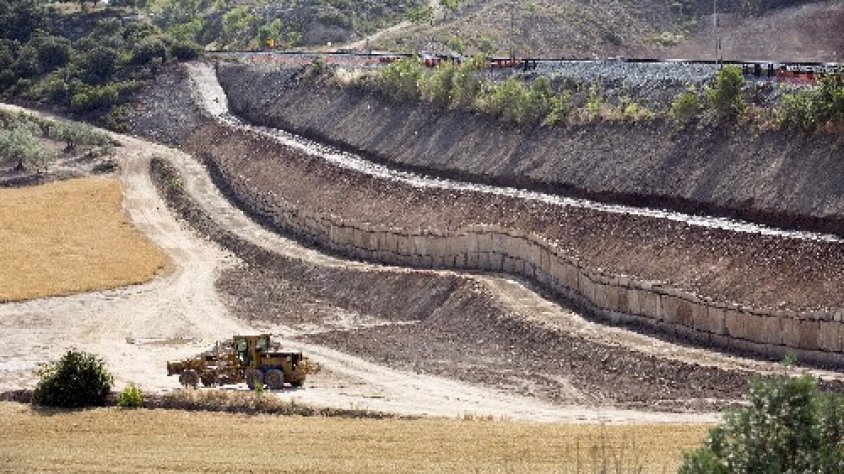 El tram de la via a Fonolleres on es reconstruirà el terraplè enfonsat