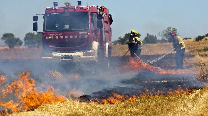Fins a 11 dotacions terrestres i 5 d'aèries van treballar en l'extinció del foc de Claravalls
