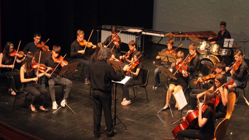 Actuació de l'Orquestra de Corda de l'EMMT