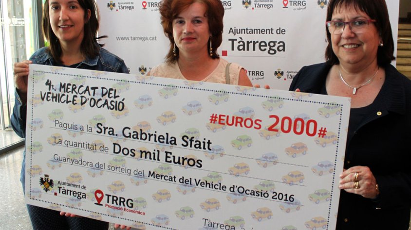 Lliurament del xec de 2.000 euros a la guanyadora