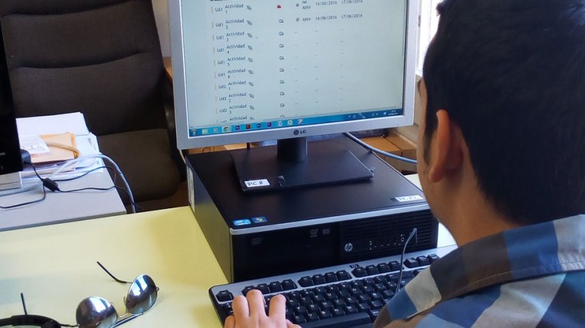 Un dels joves que participen al programa ha estat contractat com a administratiu