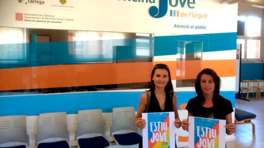 Núria Franquesa, regidora de Joventut, i Clara López, representant de Quàlia, mostren a l’Oficina Jove el cartell dels tallers