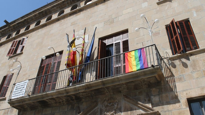 Avui l'Ajuntament ha penjat la bandera de l'Arc de Sant Martí al balcó de la casa consistorial