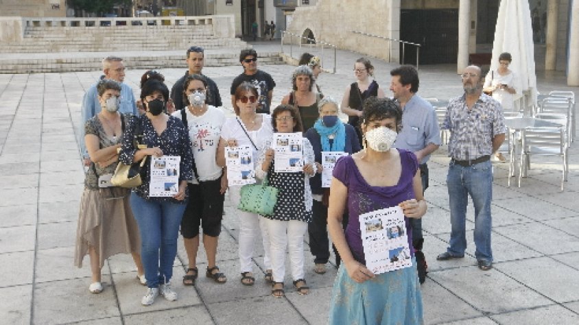 Sònia Comino, en primer pla, ahir durant la concentració celebrada a la plaça Sant Joan de Lleida