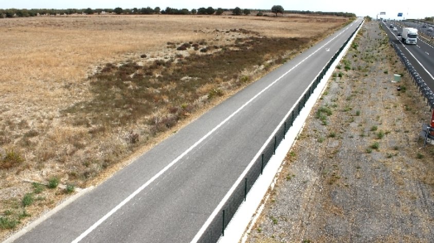 Imatge dels terrenys al costat de l'autovia on s'havia de construir la presó