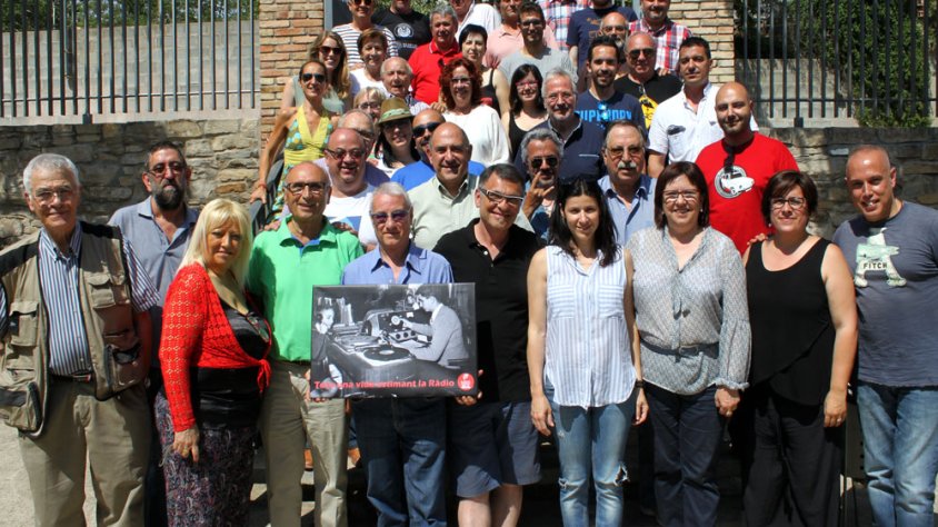 Imatge de grup dels col•laboradors i professionals de l’emissora municipal Ràdio Tàrrega amb l’alcaldessa Rosa Maria Perelló i l’homenatjat Josep Maria Gràcia