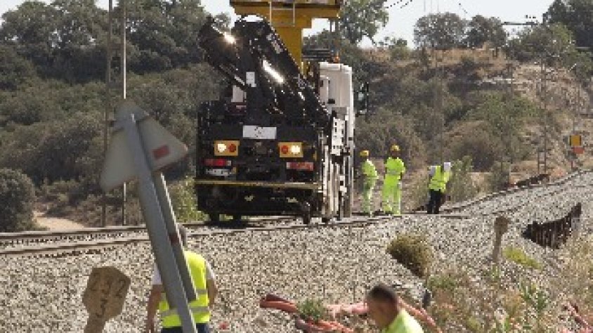Operaris desmuntaven ahir la catenària en el tram on es construirà el talús de la via