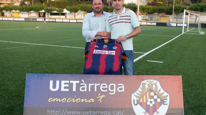La foto de la presentació de Marc Robinat com a nou jugador UE.Tàrrega al costat del president Gerard Caro