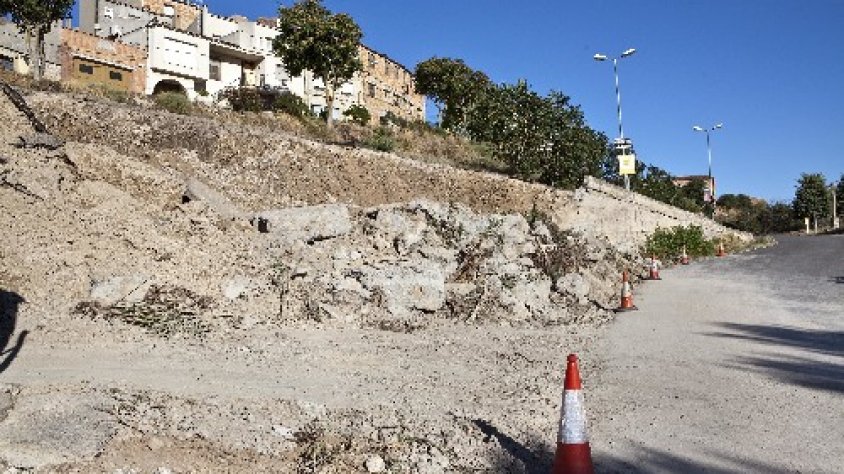 Imatge de l'estat actual del mur de contenció, que serà reconstruït