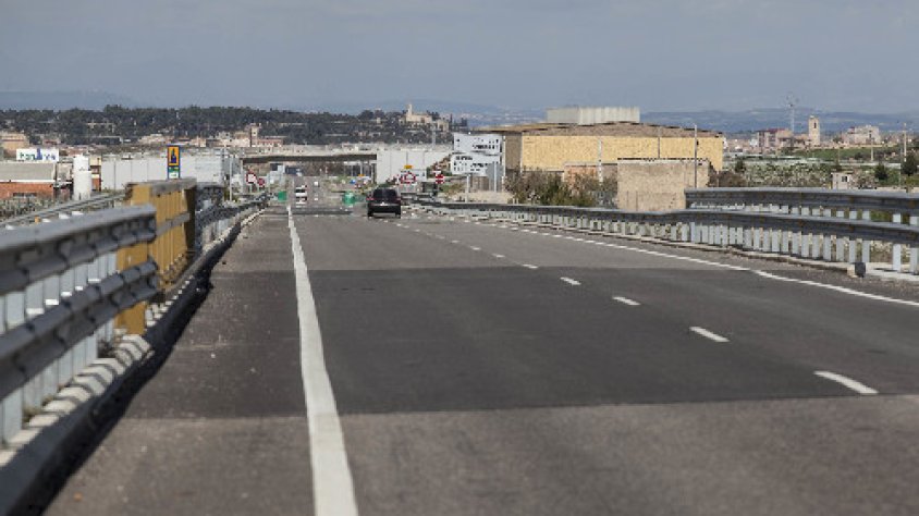 Imatge de la carretera C-14 a l'altura de Verdú, amb la ciutat de Tàrrega al fons