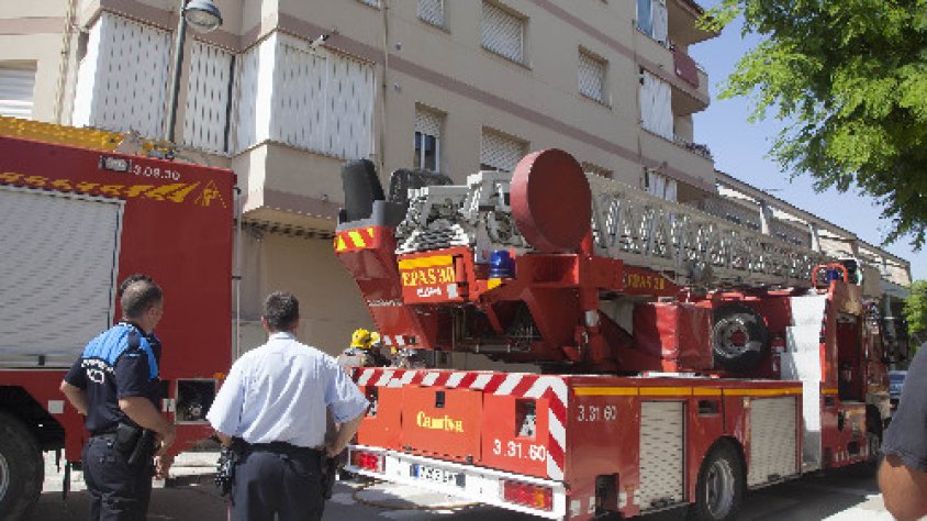El foc es va originar en un pis de la tercera planta del número 71 del carrer Canal d'Urgell